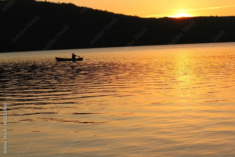 Fototapeta premium tranquil scene of sunset canoeing