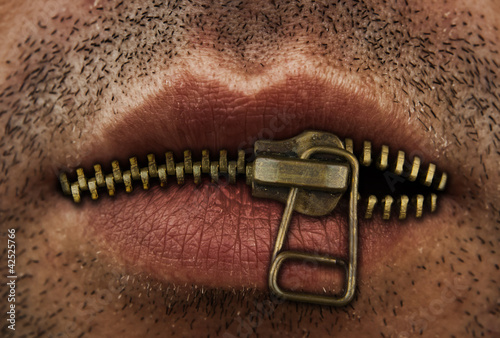 Zipper on mouth