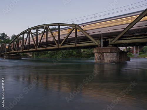 Eisenbahnbrücke mit fahrendem Schnellzug © scubaluna