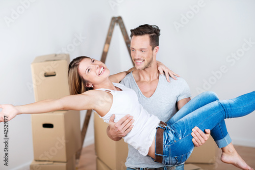 Tableau sur toile glückliches paar beim einzug