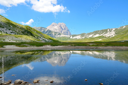 Obraz na plátně Mountain lake in Abruzzo