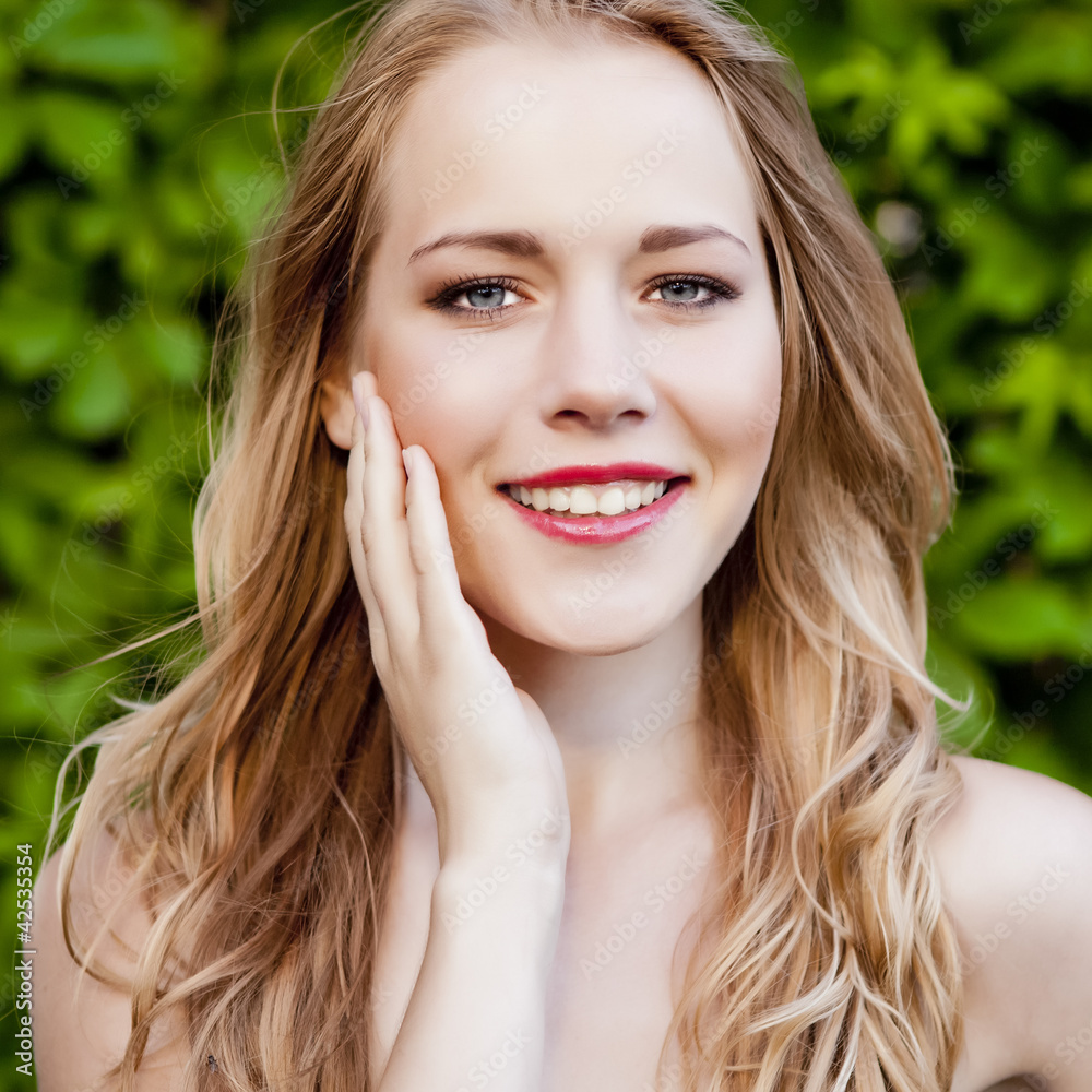 Naklejka premium portrait of a smiling girl in the park
