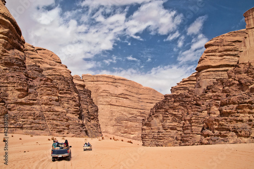 fuoristrada nel deserto del  Wadi Rum photo