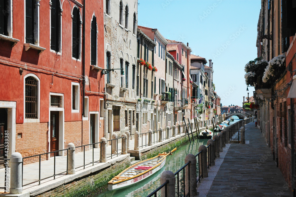 Canale di Venezia con gondole, Italia