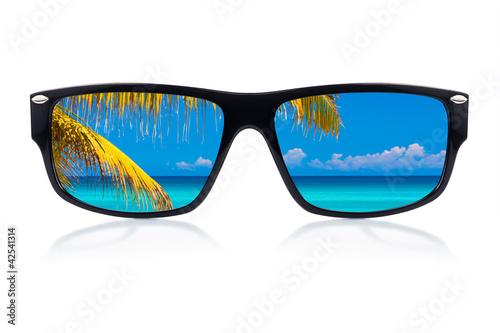 Fototapeta Naklejka Na Ścianę i Meble -  Sunglasses with reflections of a tropical beach