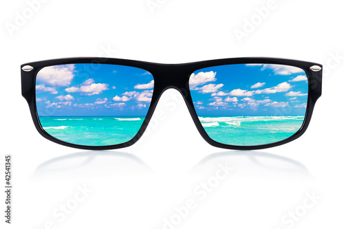 Sunglasses with reflections of the ocean