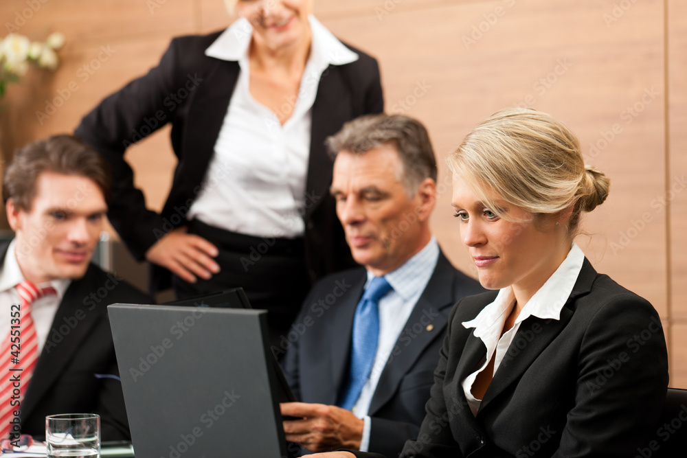 Business - Besprechung in einem Büro Business - Besprechung in einem Büro