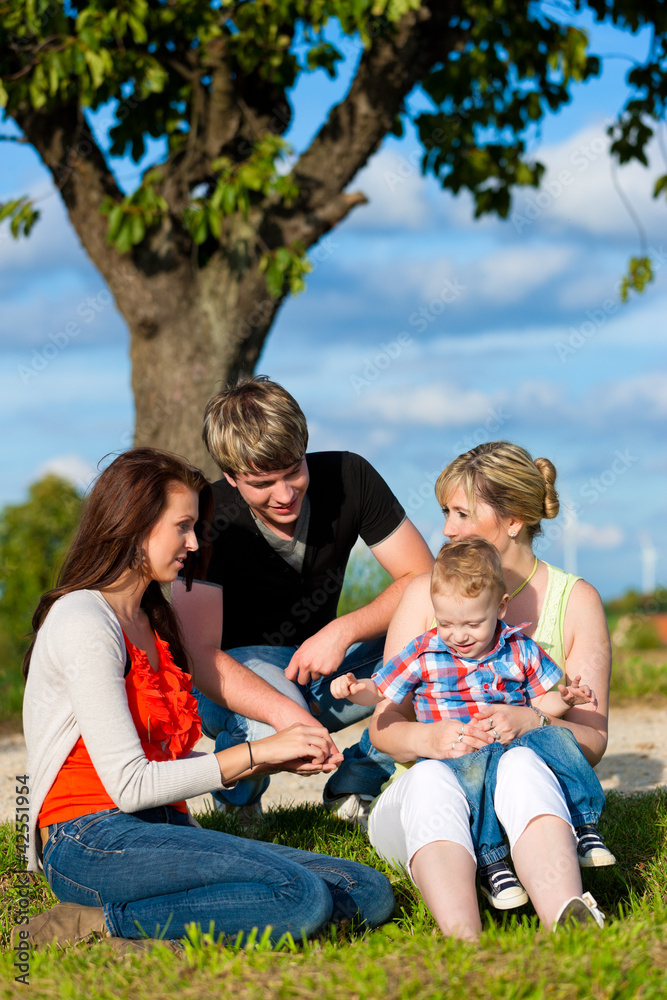 Familie - Großmutter, Mutter, Vater und Kinder 