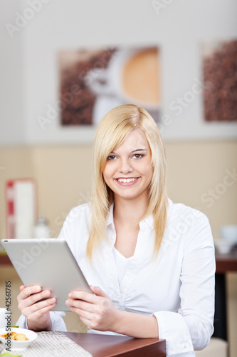 junge frau mit tablet im café