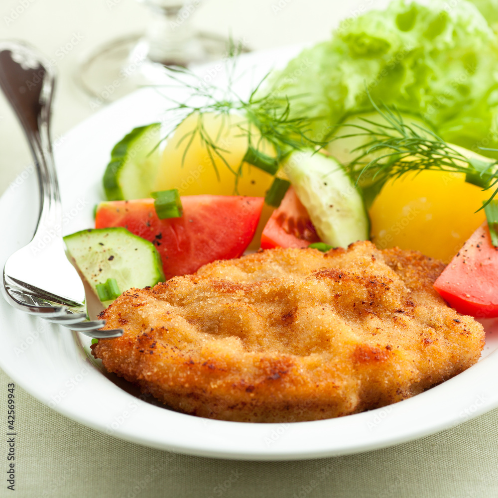 Wiener Schnitzel with potatoes and fresh vegetables Wiener Schnitzel with potatoes and fresh vegetables