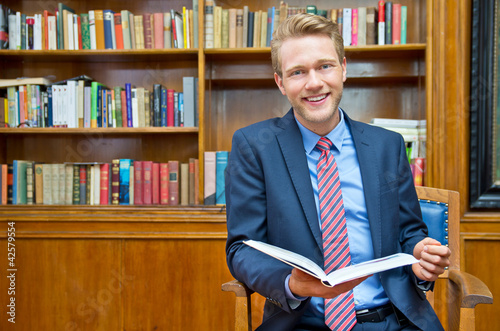 mann mit aufgeschlagenen Buch