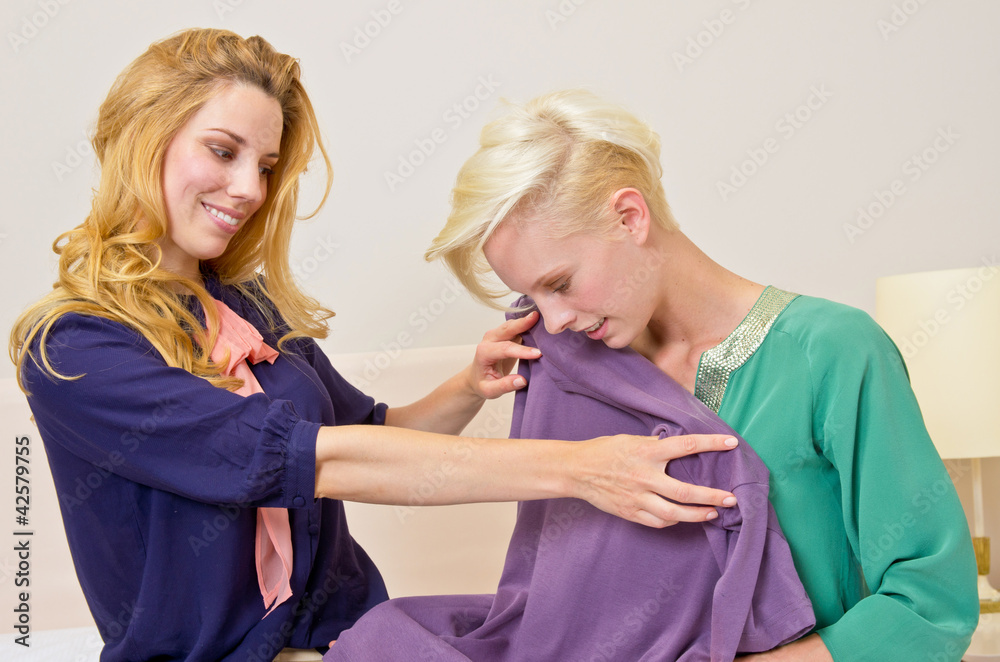 Freundinnen probieren Kleidung an