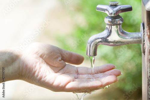 Obraz na płótnie 水を救う手 w salonie