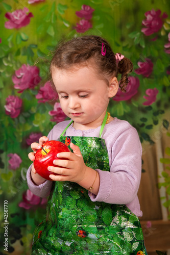 la petite fille et la pomme