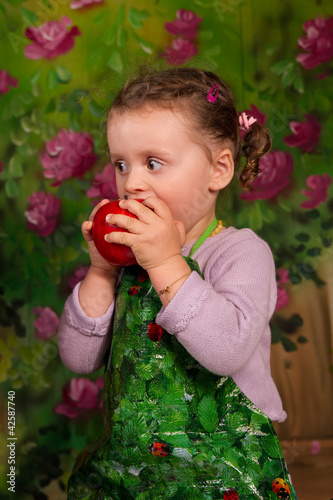 fillette croquant une pomme