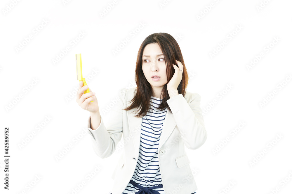 携帯電話を持ち困っているオフィスレディー 携帯電話を持ち困っているオフィスレディー