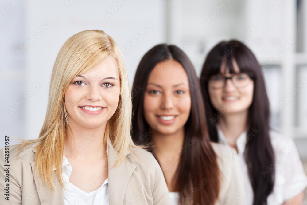 drei junge frauen im büro drei junge frauen im büro