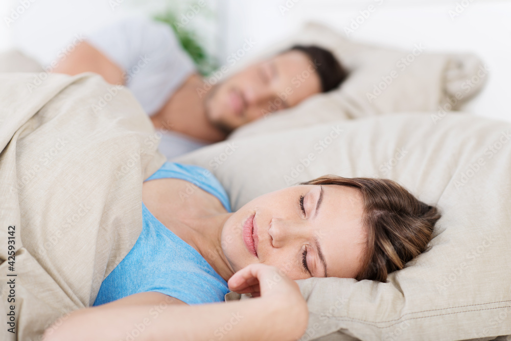 junges paar entspannt im bett junges paar entspannt im bett