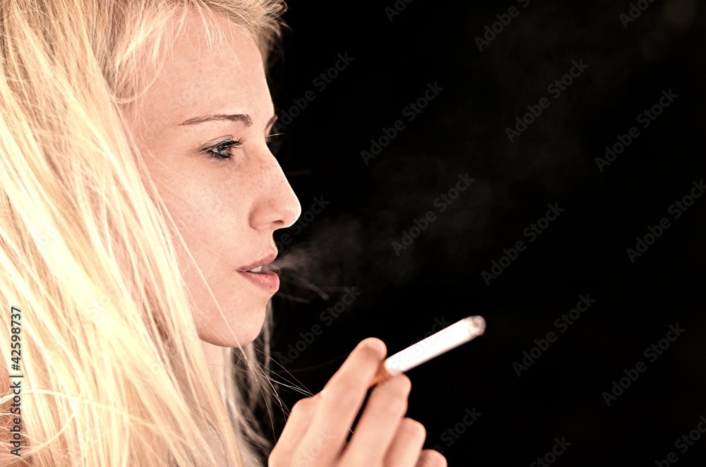 Fototapeta premium smoking woman