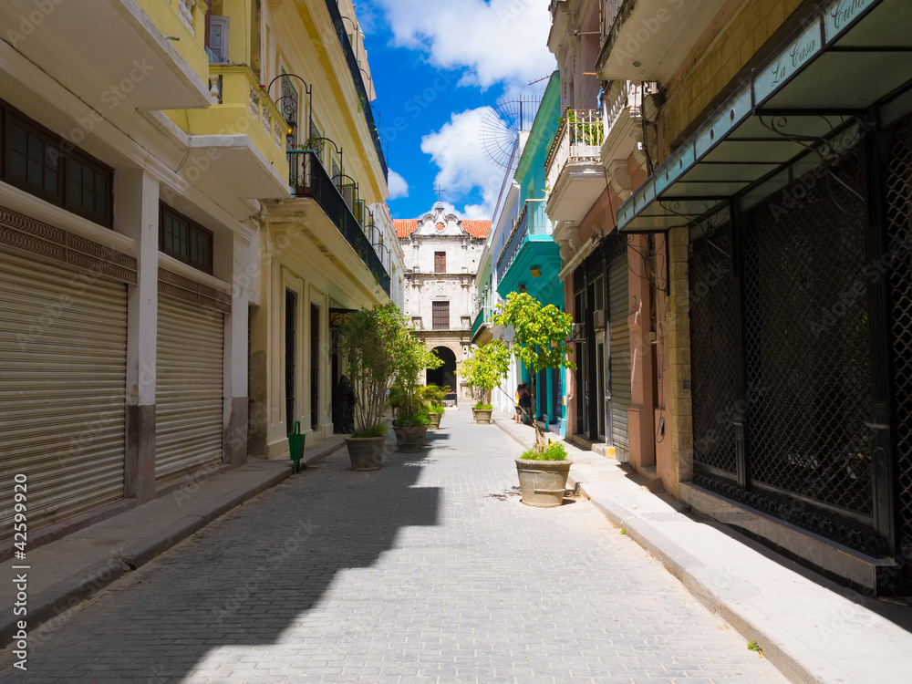 Obraz premium Typical street in Old Havana