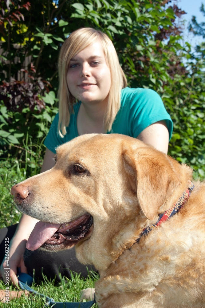 Junge mit labrador Junge mit labrador