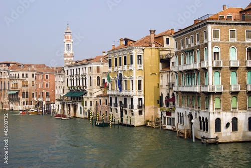 facades along Venice canal © shootsphoto, Germany