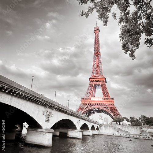 Carta da parati Parigi - Carta da parati Eiffel tower monochrome selective colorization