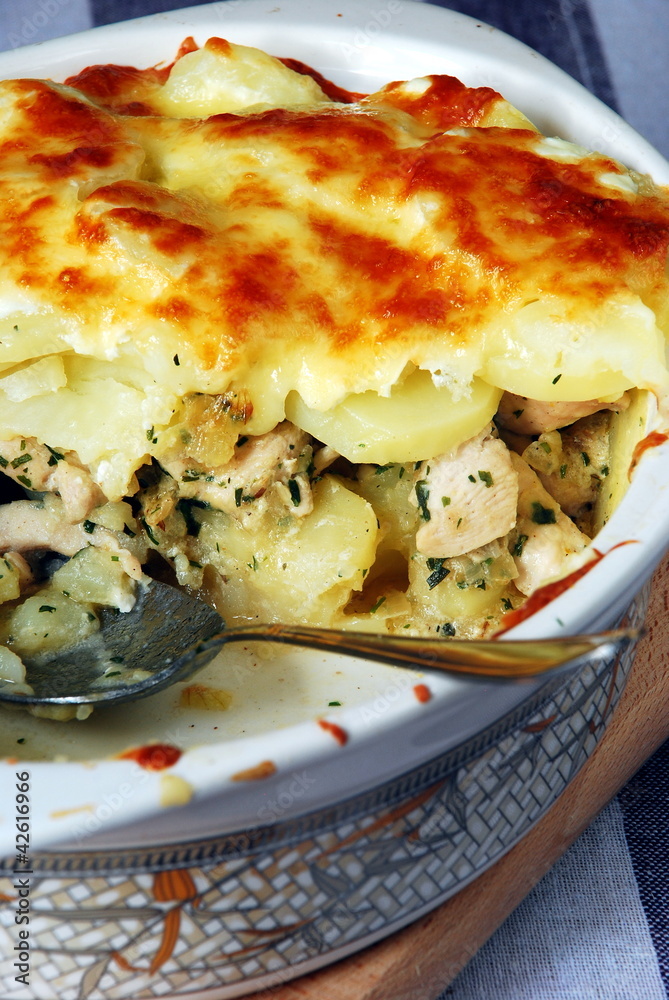 Ziemniaki dauphinoise z kurczakiem i rozmarynem Ziemniaki dauphinoise z kurczakiem i rozmarynem