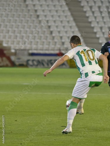 Jugador de futbol controlando balón