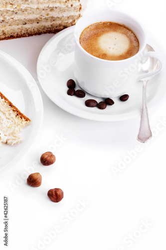 tasse kaffee mit nuss torte auf weissem hintergrund