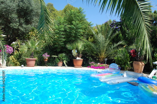 piscine fleurie