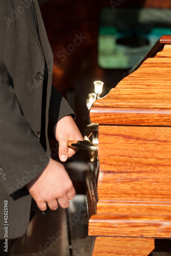 Beerdigung mit Sarg und Sargträger