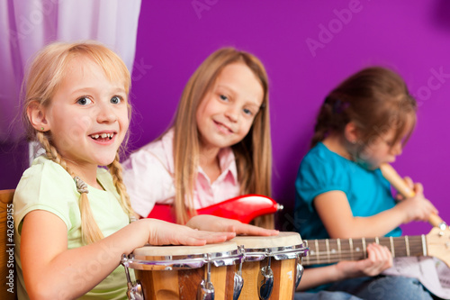 Принти на полотні Kinder musizieren mit Instrumenten zu Hause