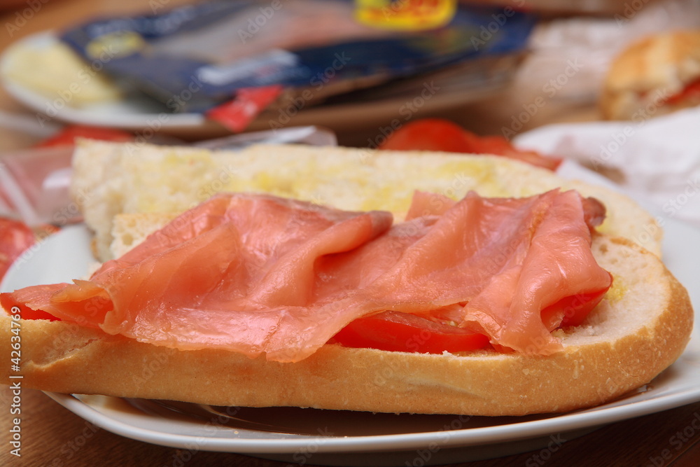 bocadillo de salmon con tomate