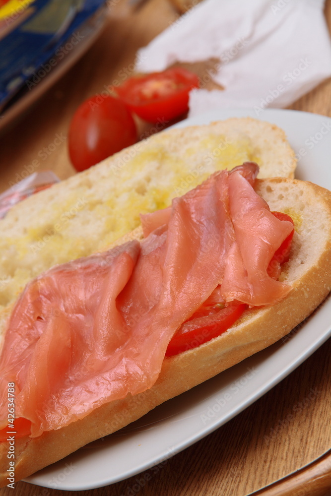 bocadillo de salmon con tomate