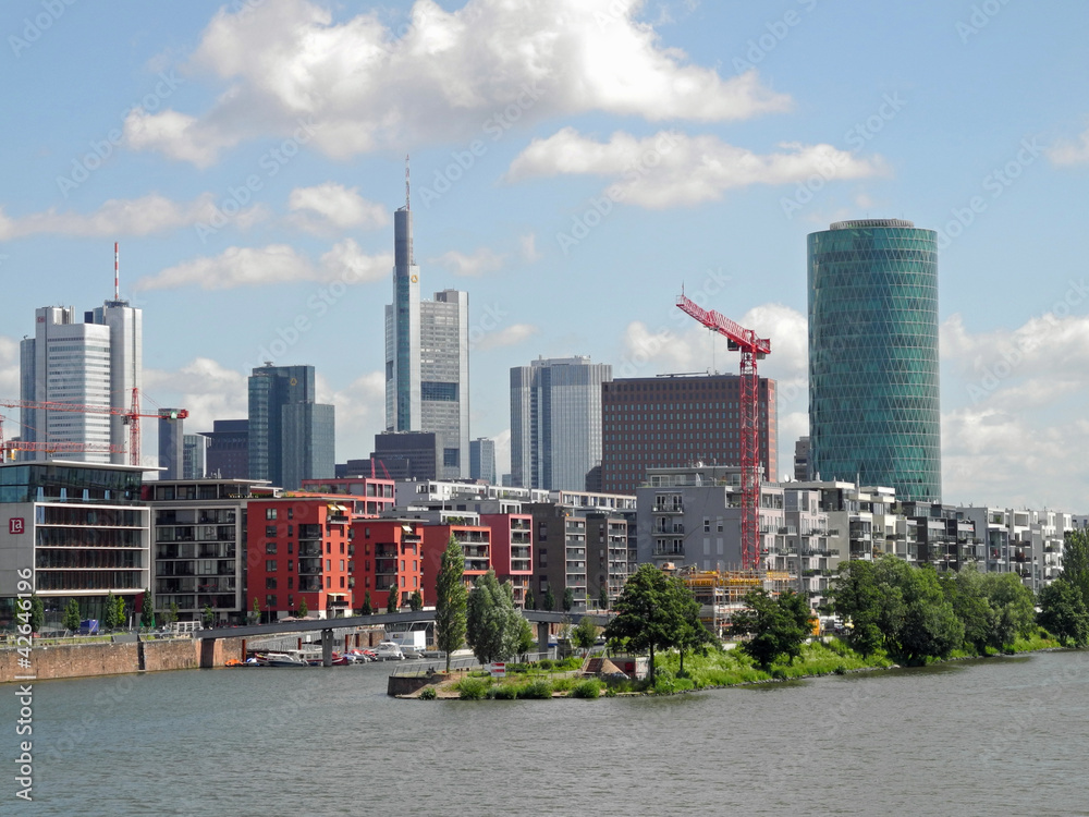 Fototapeta premium Main mit Westhafen Tower in Frankfurt