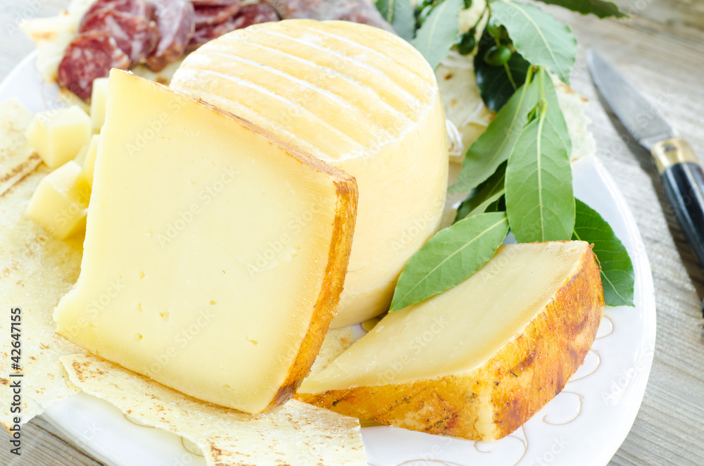 Foto Stock Slices of pecorino sardo, typical cheese from Sardinia