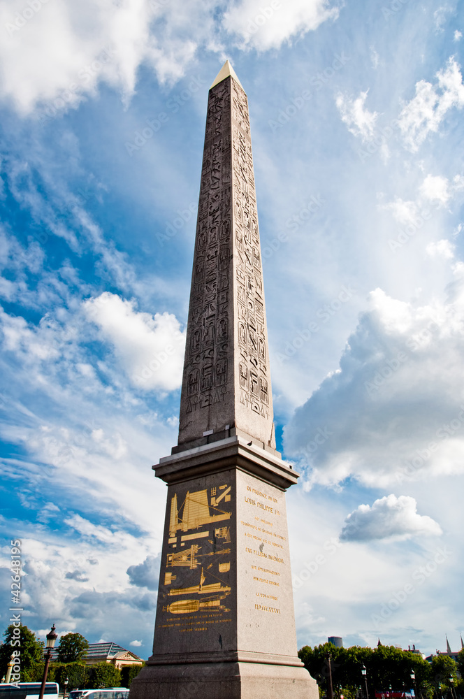 Naklejka premium Obelisk Monument with blue sky