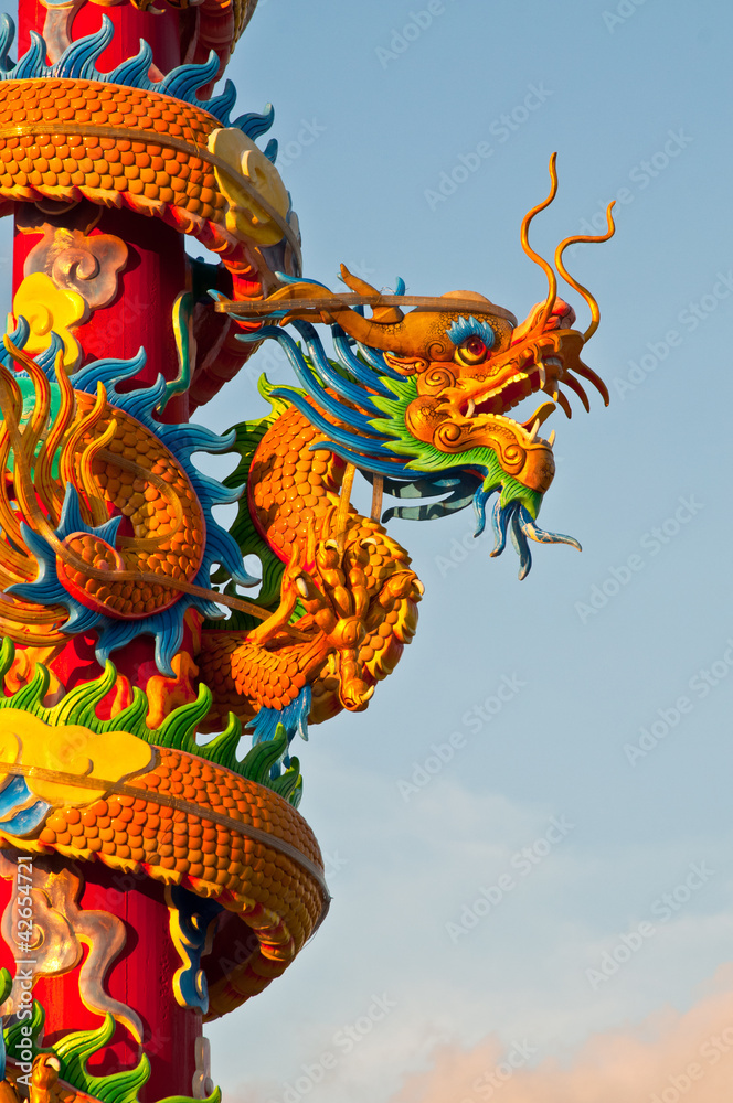 Fototapeta premium Chinese dragon statue and blue sky