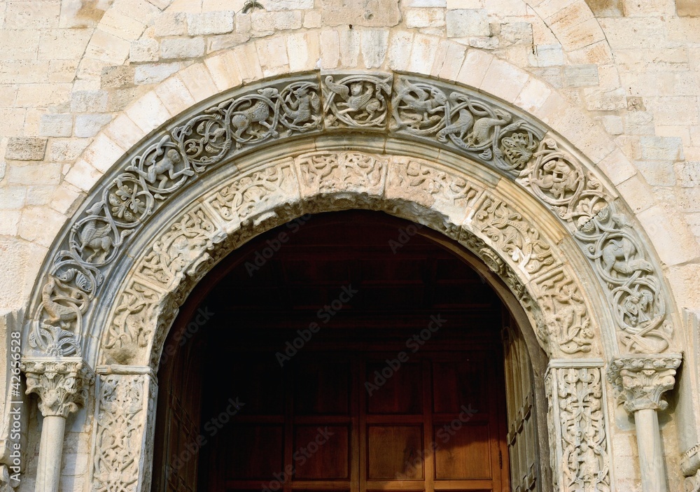 Particolare della porta  facciata principale Cattedrale di Trani