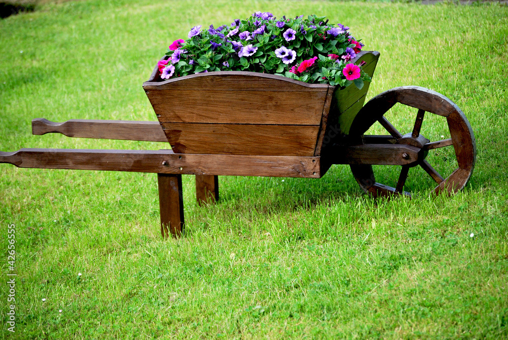 Alte Schubkarre als Gartendekoration Stock Photo Adobe Stock
