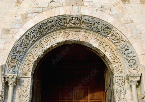 Particolare della porta facciata principale Cattedrale di Trani