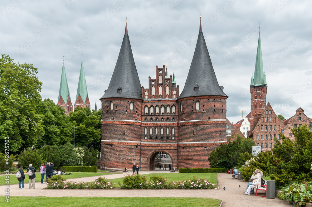 Fototapeta premium Park mit Lübecker Holstentor