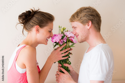 Fototapeta Naklejka Na Ścianę i Meble -  junge frau bekommt blumen geschenkt