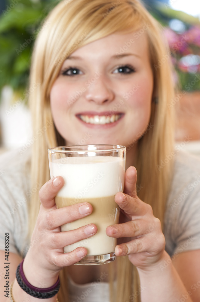 Junge Frau trinkt Kaffee Junge Frau trinkt Kaffee