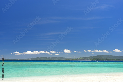 水納島の澄んだ海と青い空 © sunabesyou