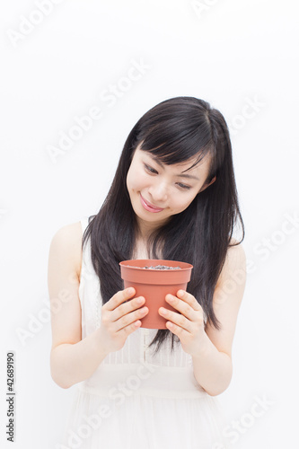 植木鉢を持った女性
