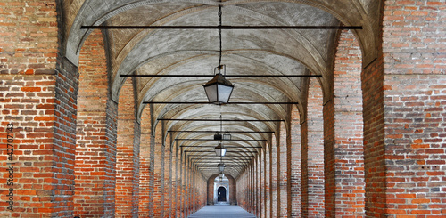 Fotografija red bricks colonnade