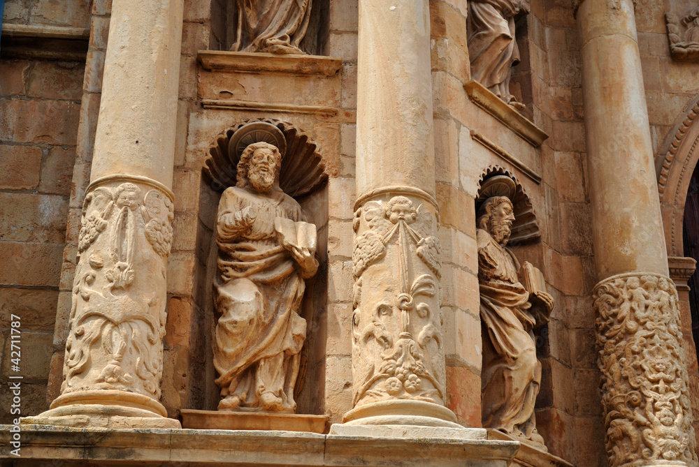 statue of apostles