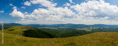 Fototapeta Naklejka Na Ścianę i Meble -  Pyrenees landscape with blue sky background